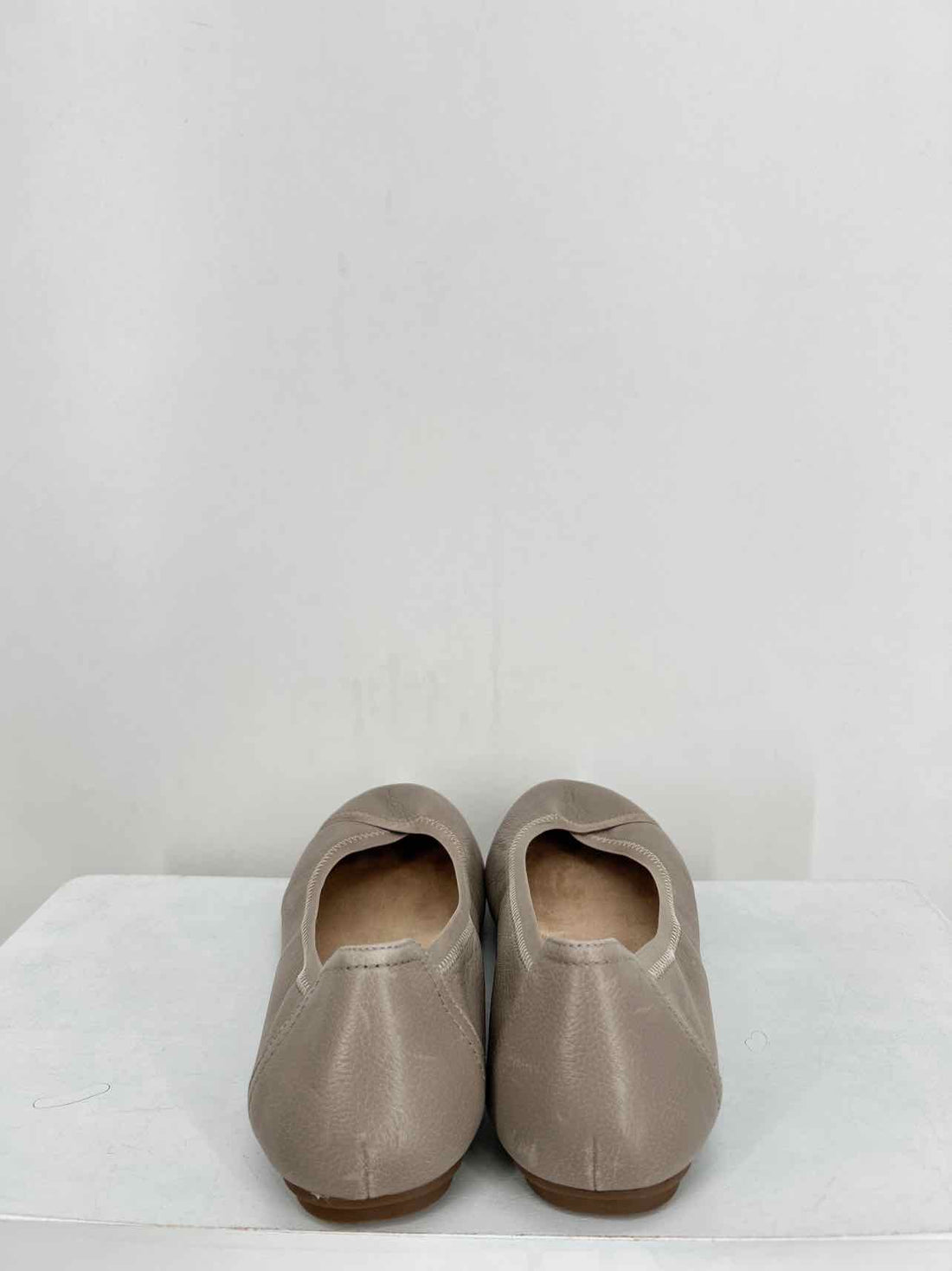 Vionic Women Size 9 Light Gray Flats
