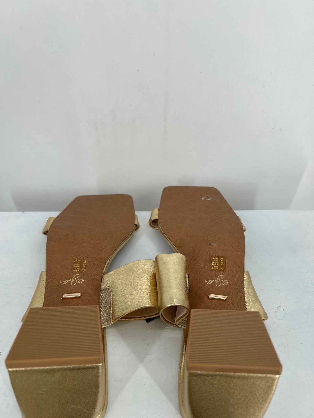 42 Gold Women Size 8 Gold Sandals a