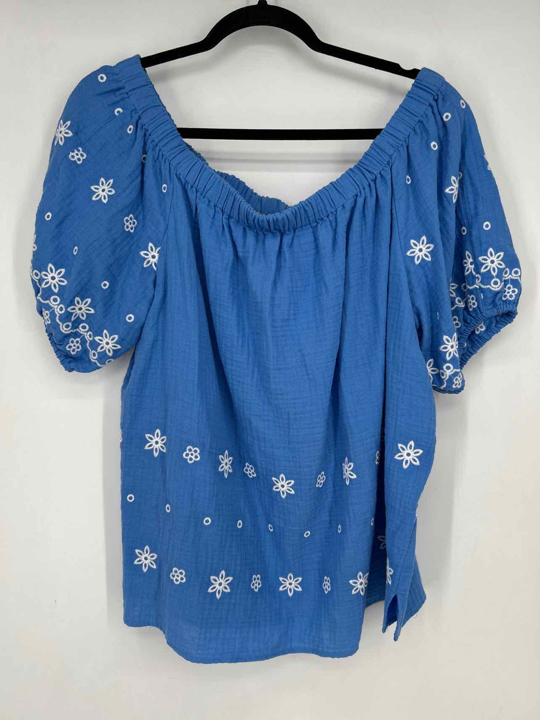 Chicos Size 2/L Blue & White Embroidered Short Sleeve