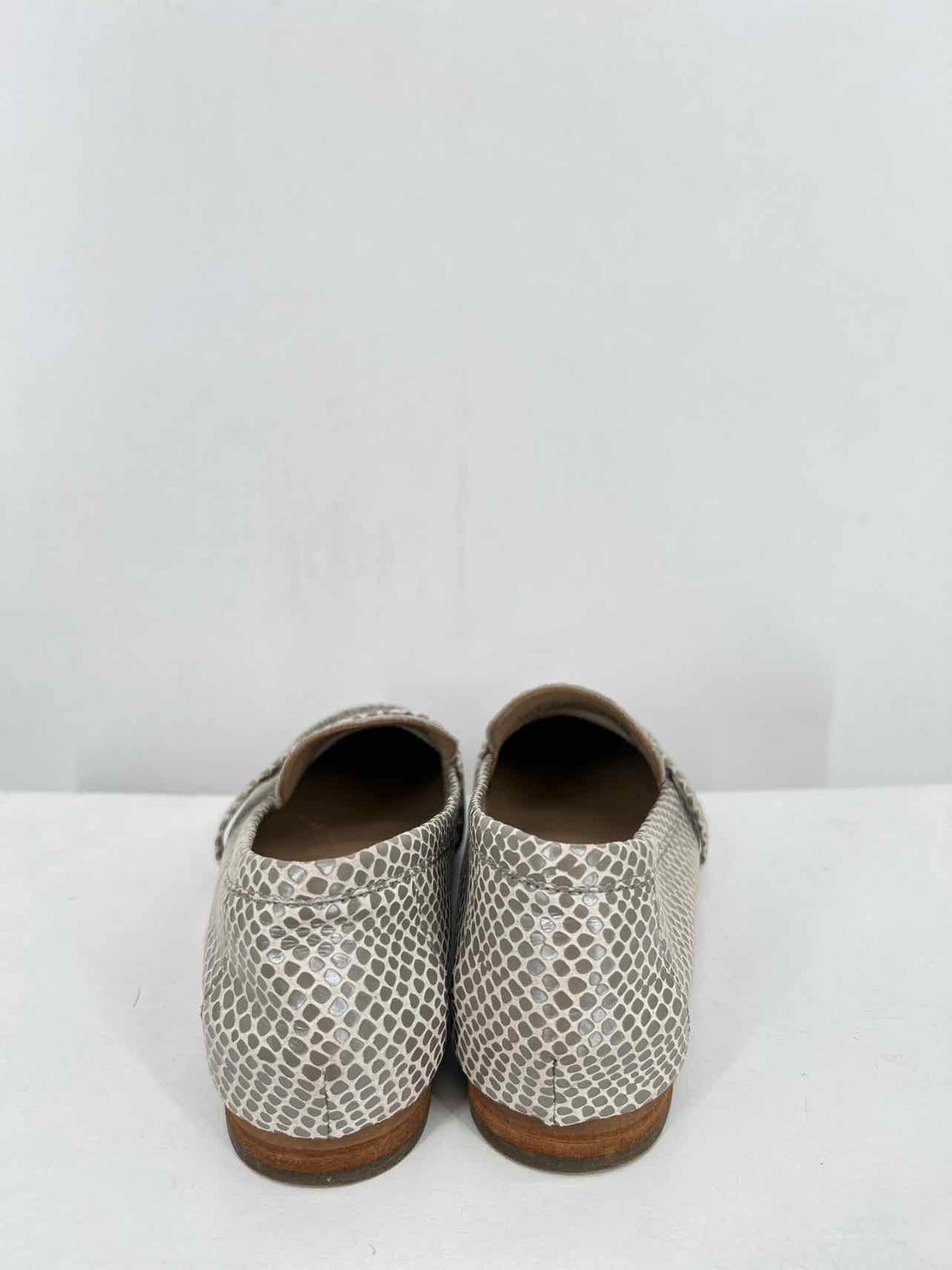 Vionic Women Size 6 Gray Loafers