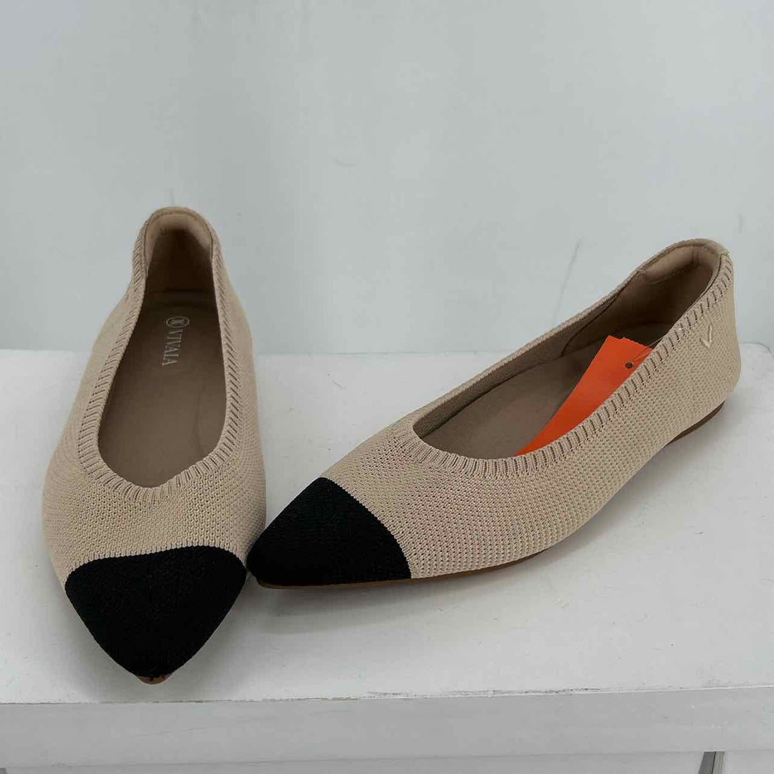 Vivaia Women Size 37.5 Beige & Black Flats