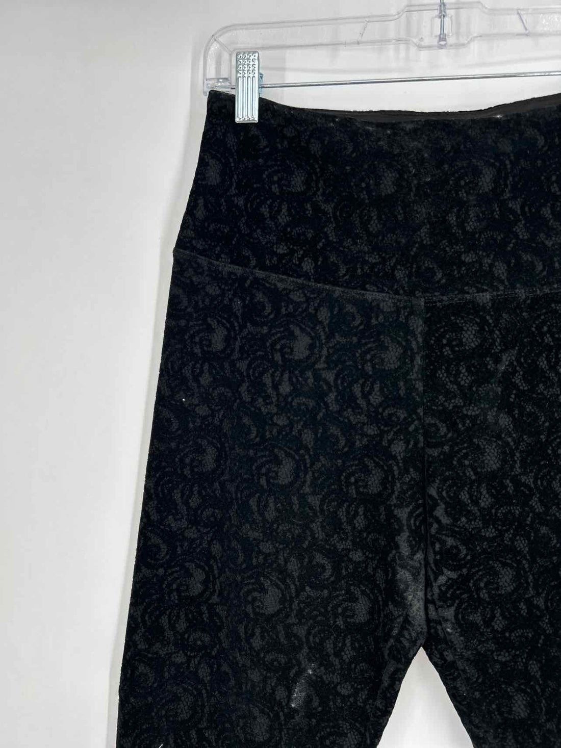 Lysse Size M Black Print Velvet Pants