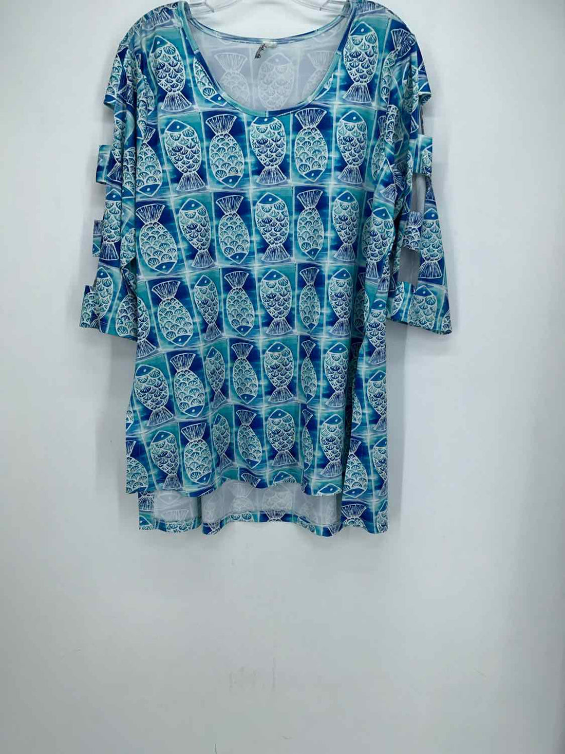 Lulu B Size L Blue Fish Print Long Sleeve