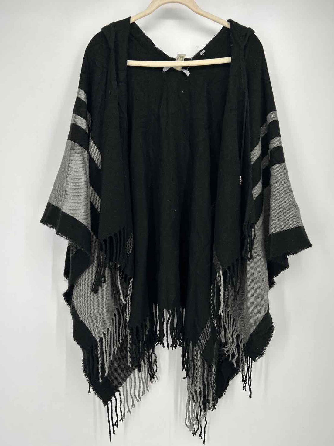 Marc New York Size One Size Black & Gray Striped Cape