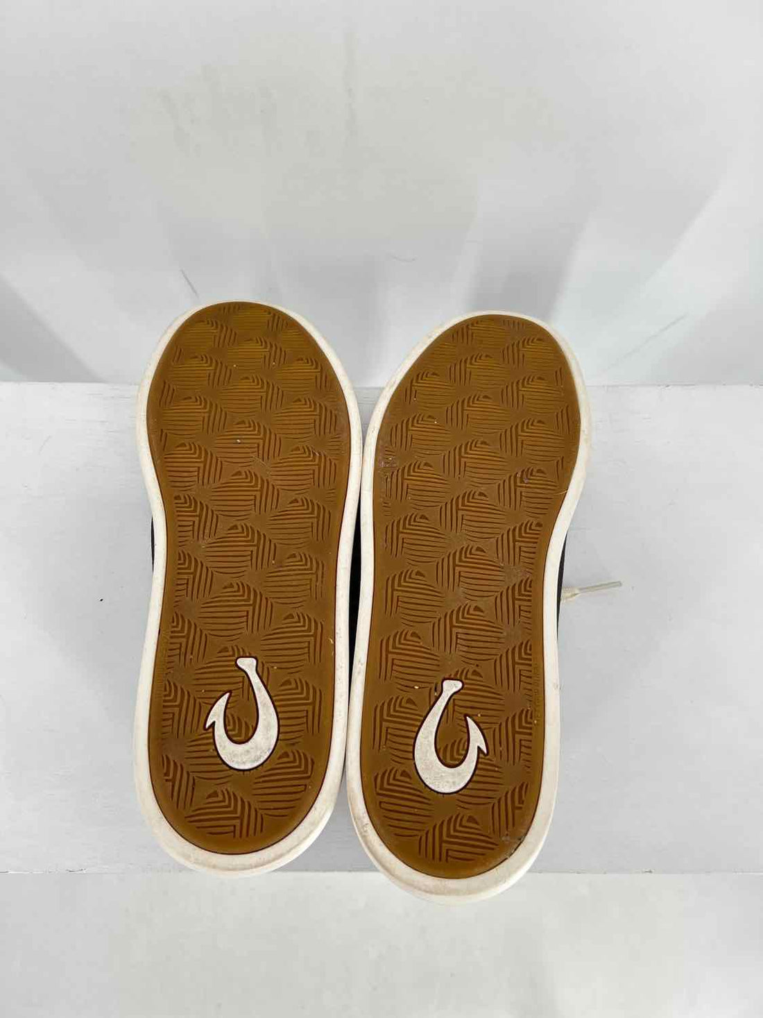 Olu Kai Women Size 8.5 Black & White Pehuea Li Sneakers