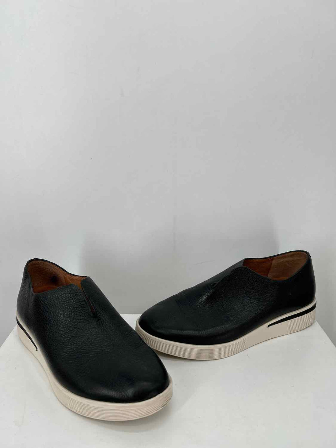 Gentle Souls Women Size 7.5 Black Pre Owned Leather Flats