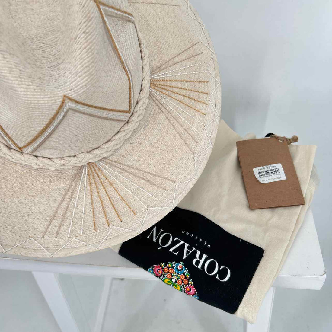 Corazon Playero Size M Neutral NWT Hats