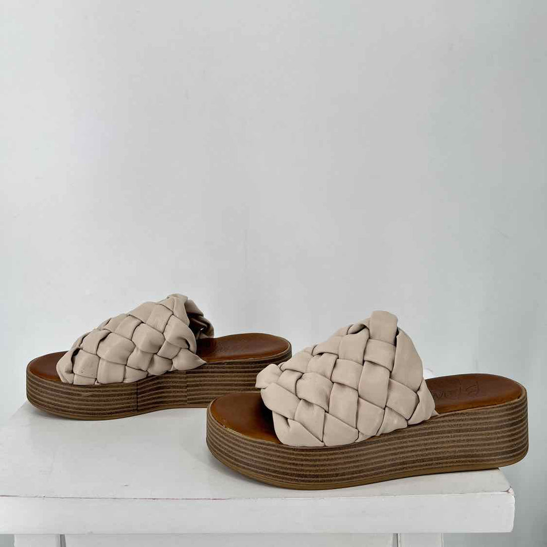 Blowfish Women Size 8.5 Beige Sandals