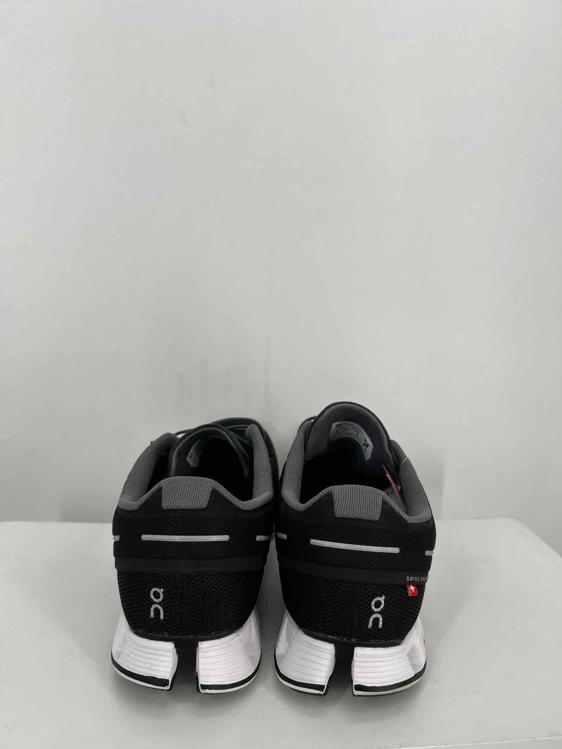 On Cloud Women Size 11 Black & White Sneakers