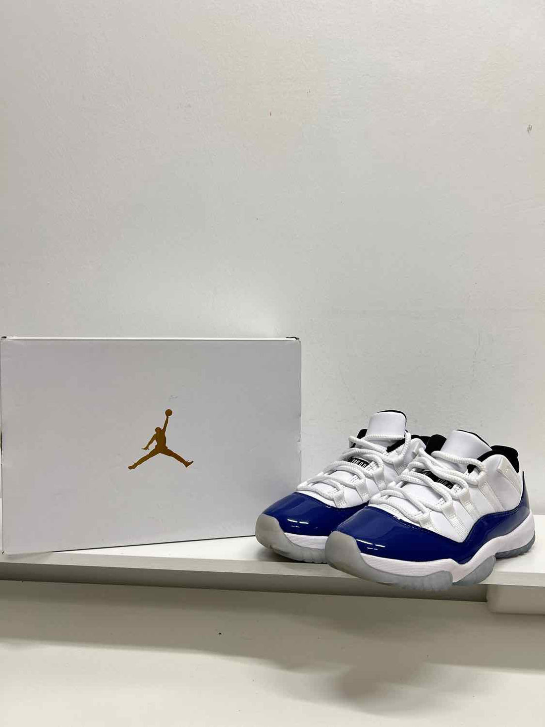 air jordan Women Size 6 White & Blue Sneakers