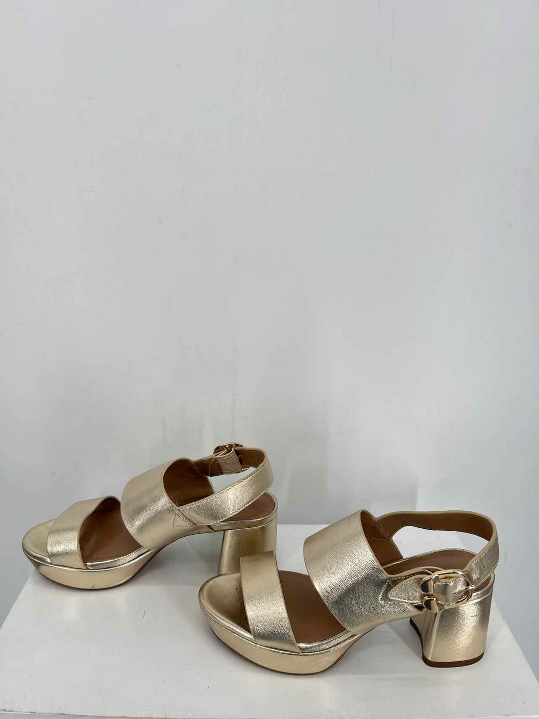 Aerosoles Women Size 6 Gold Sandals