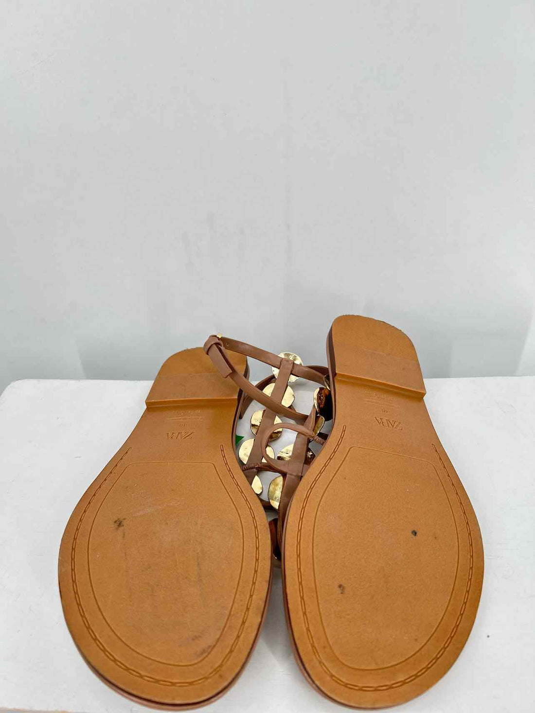 Zara Women Size 40 Beige & Gold Sandals