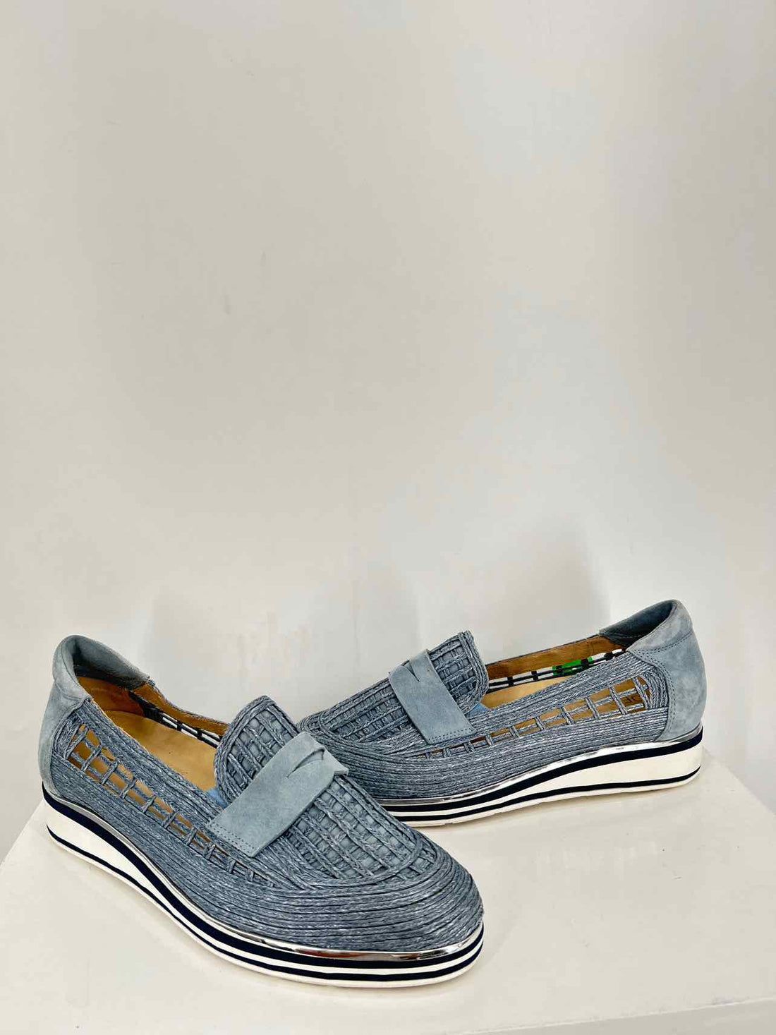 Softwaves Women Size 40 (9-9.5) Light Blue Raffia/Suede Sneakers