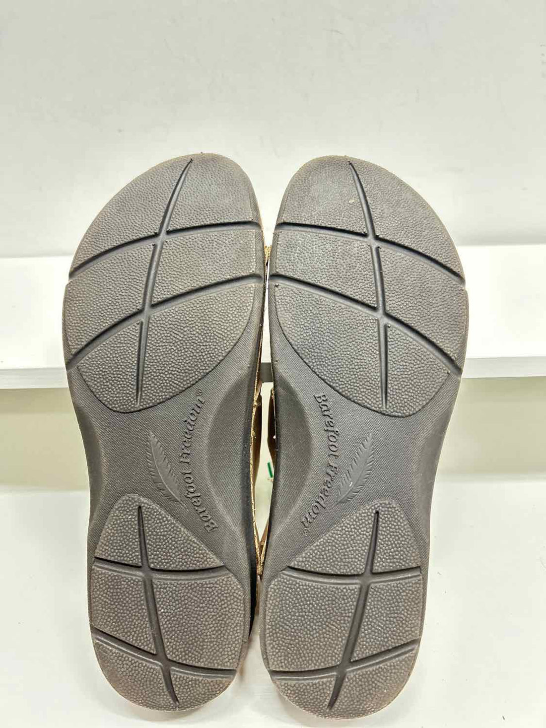 Barefoot Freedom Women Size 6.5 Tan Sandals