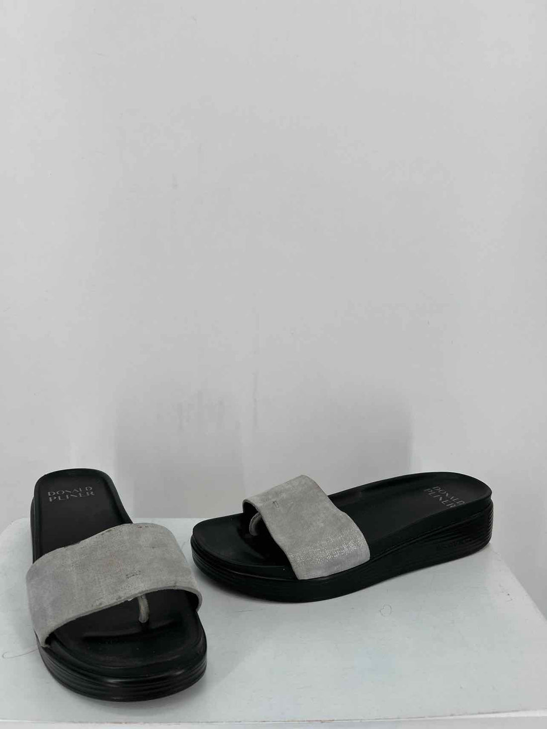 Donald Pliner Women Size 8 Grey Sandals