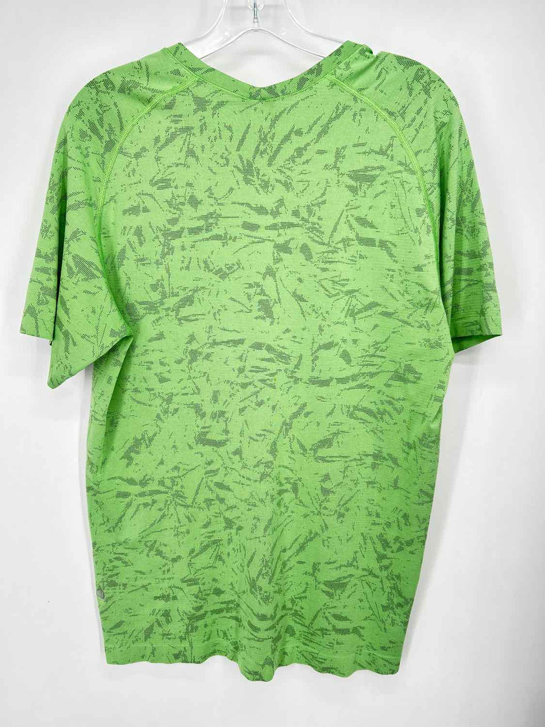 Lululemon Size L Green Short Sleeve Active Tops