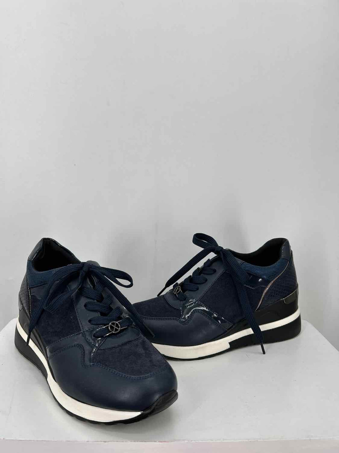 Lloyd & Pryce Women Size 37 Navy Sneakers