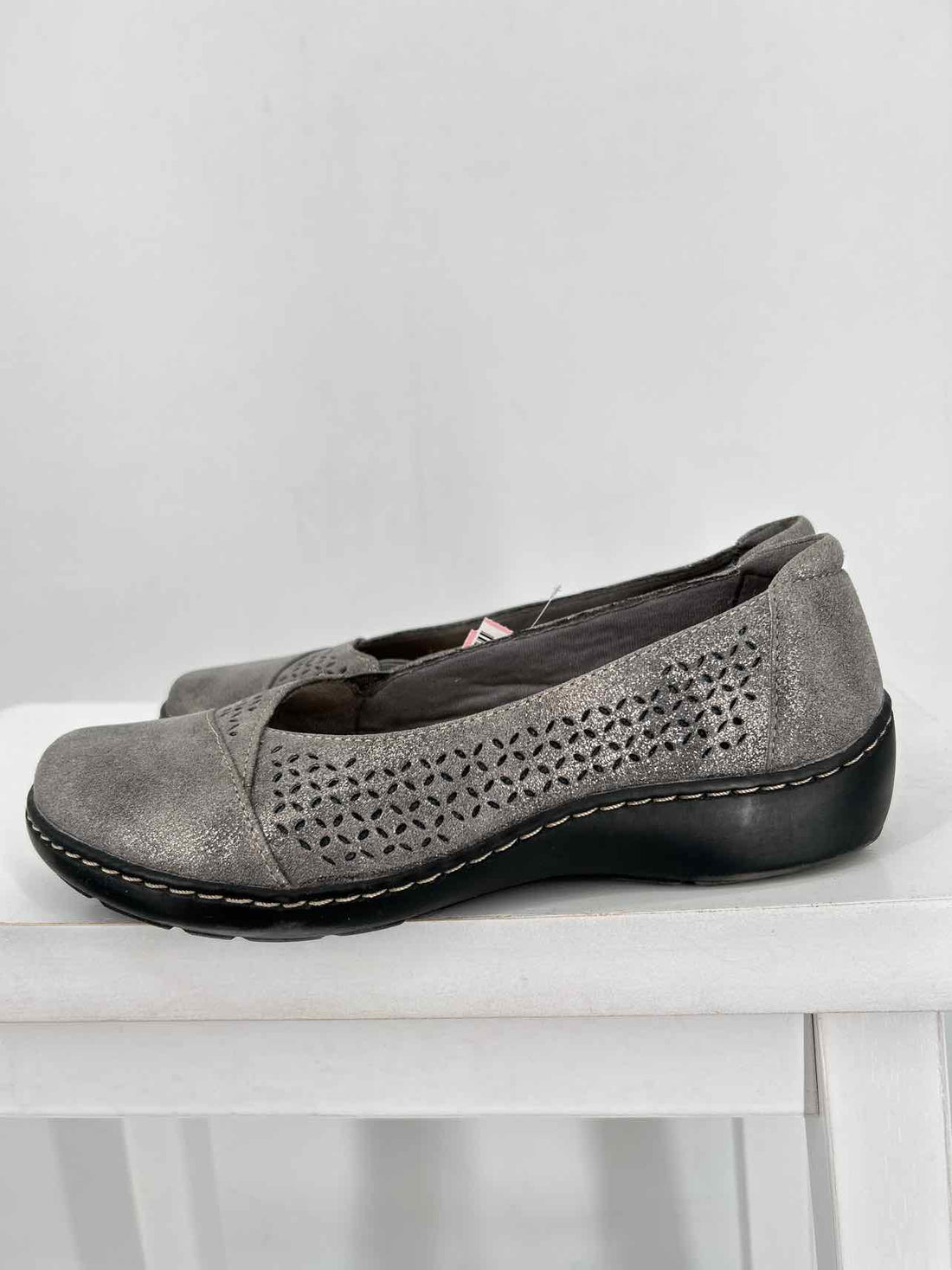 Clarks Women Size 7 Gray Flats