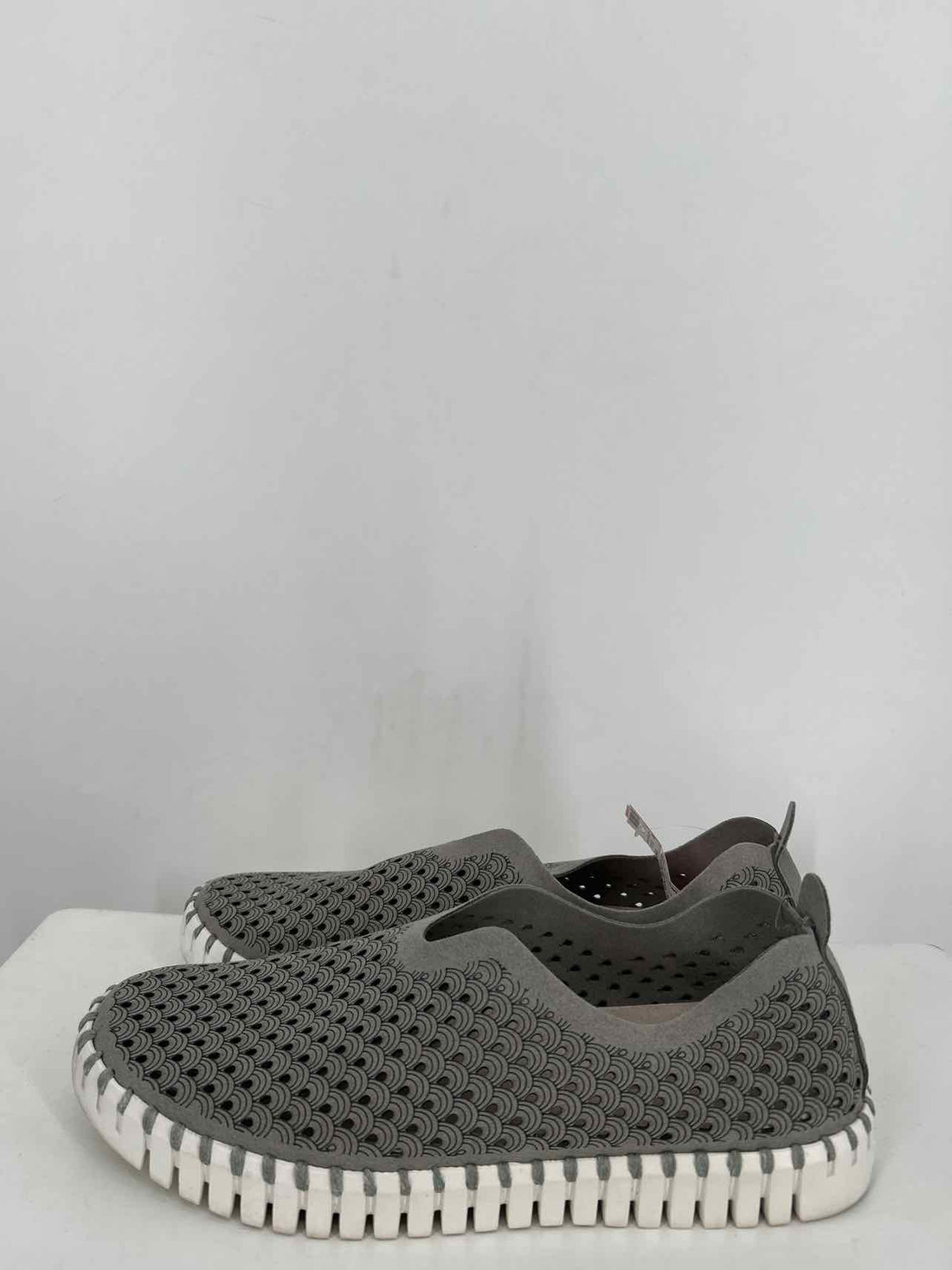 Ilse Jacobsen Women Size 39 (8.5-9) Gray Perforated Sneakers