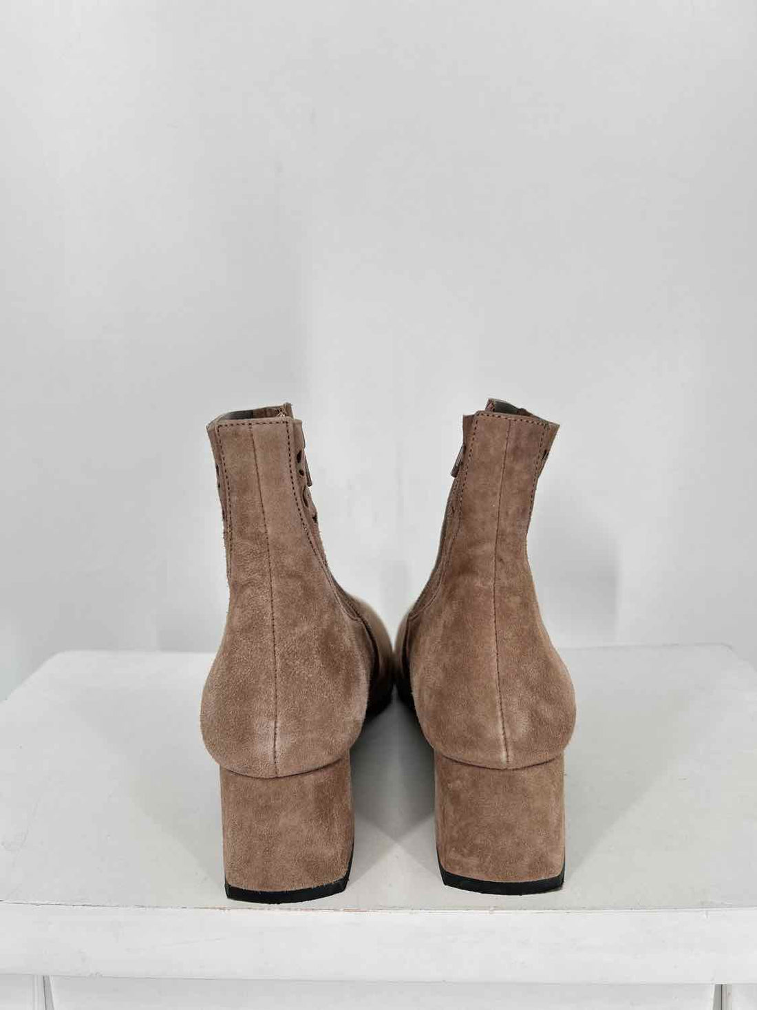 Bella Comforto Women Size 37.5 Taupe Pre Owned Suede Ankle Boot