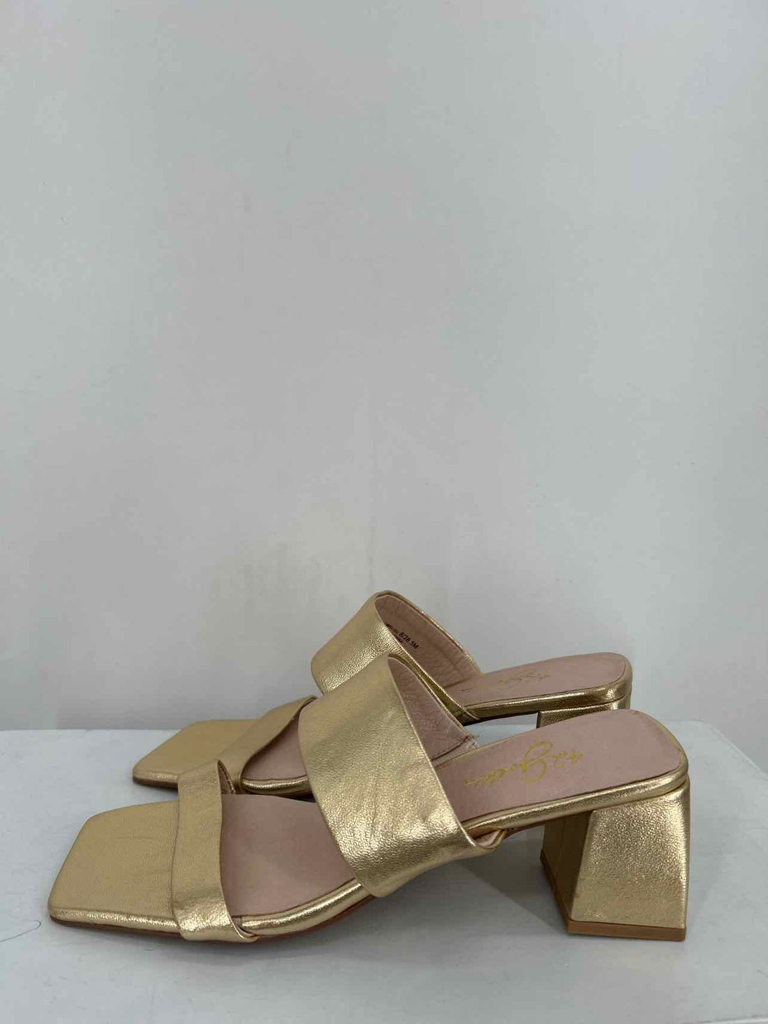42 Gold Women Size 8 Gold Sandals a