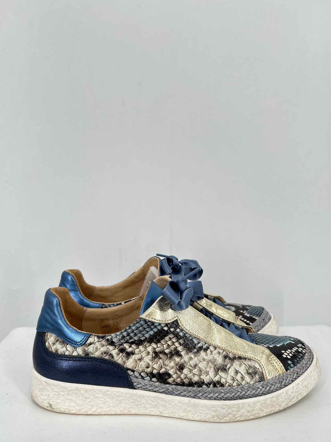 Softwaves Women Size 39.5 Navy & Gold Sneakers
