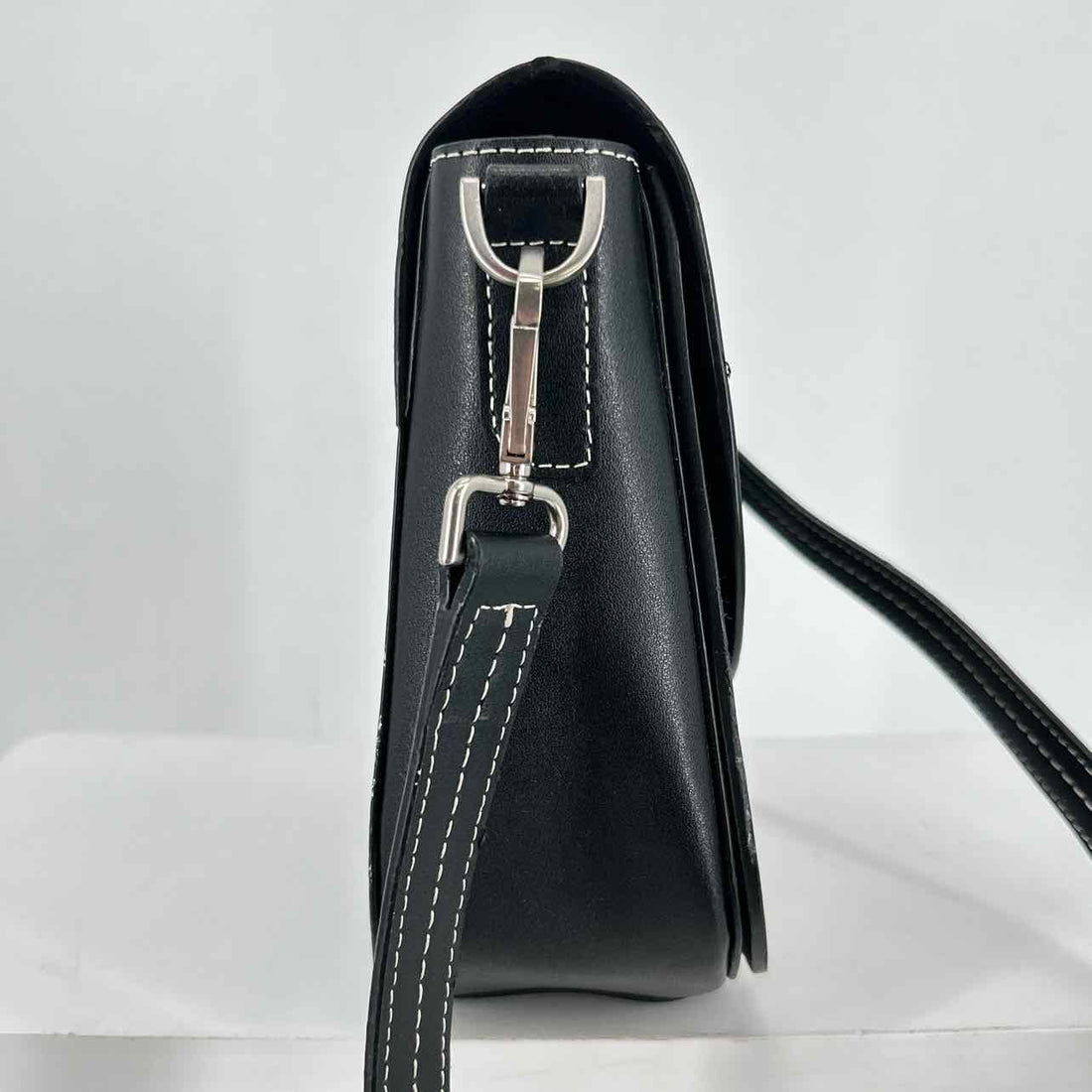 Cariuma Black Crossbody