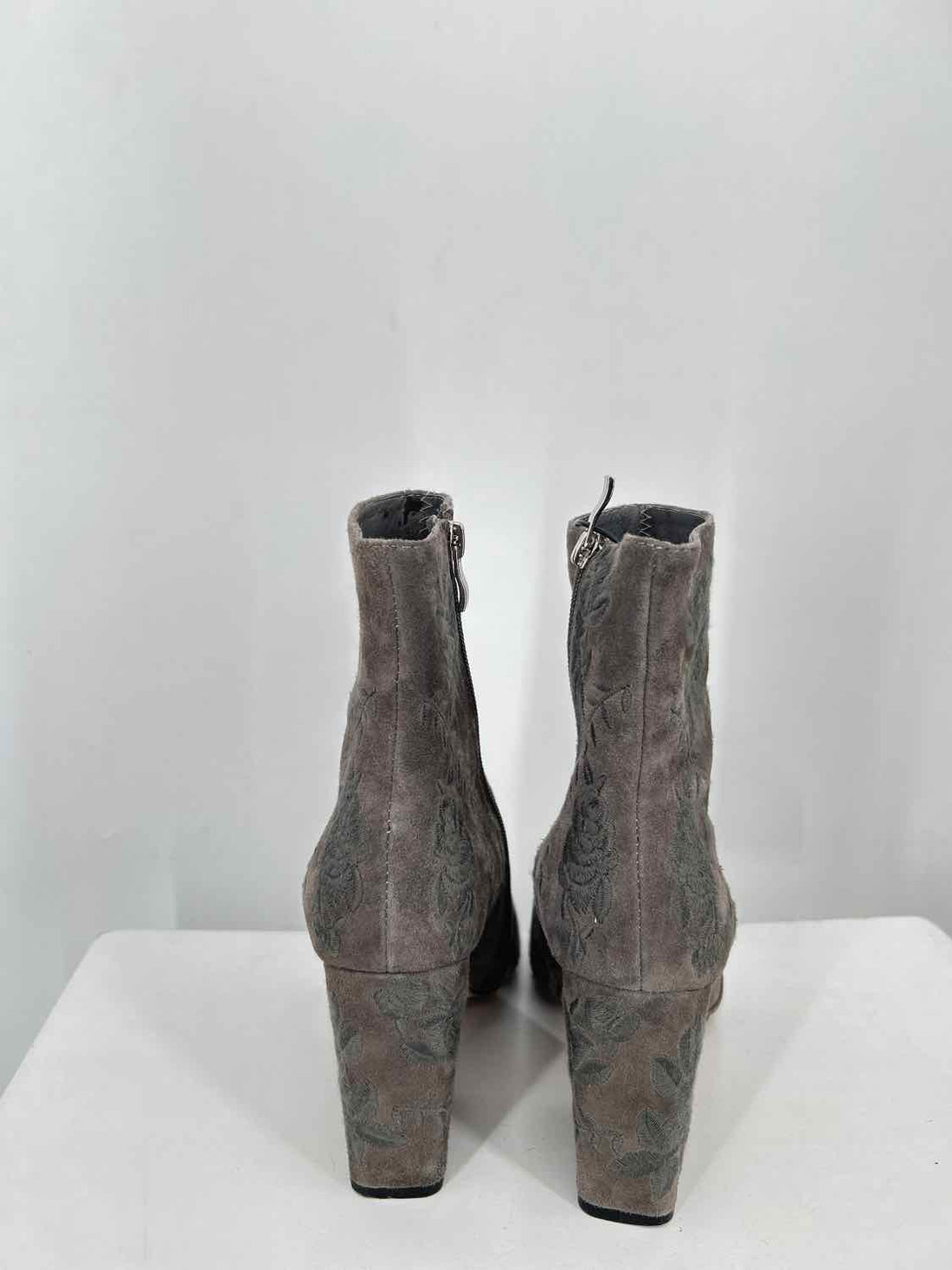 Silent D Women Size 37(6) Gray Floral Embroidered Ankle Boot