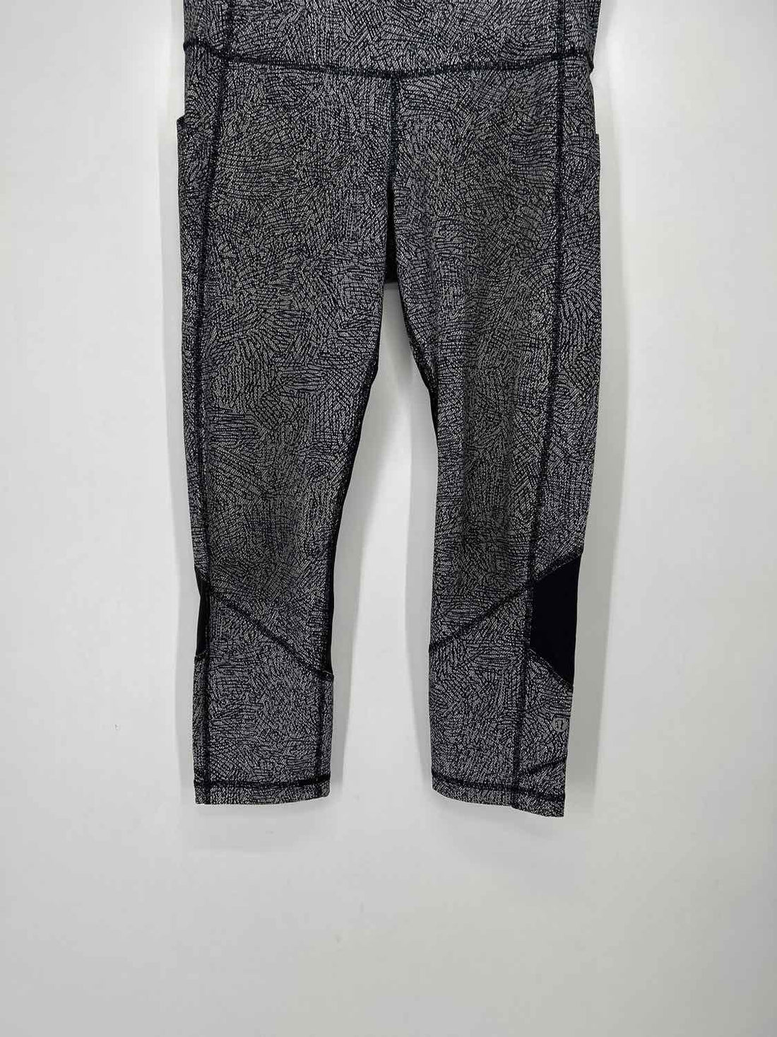Lululemon Size 6 Black & White Active Leggings