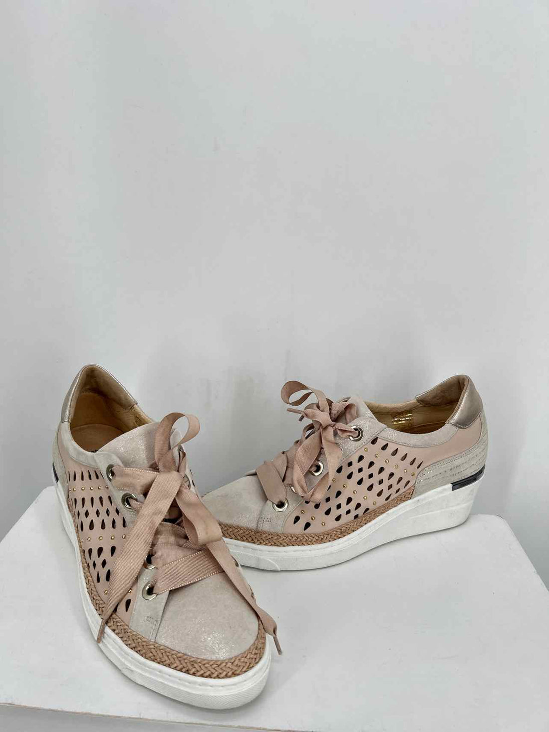 Softwaves Women Size 40 (9-9.5) Beige & Gold Sneakers
