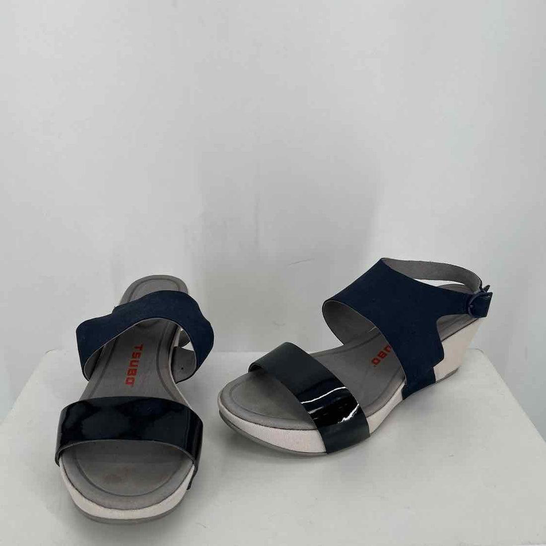 TSUBO Women Size 9.5 Navy Sandals