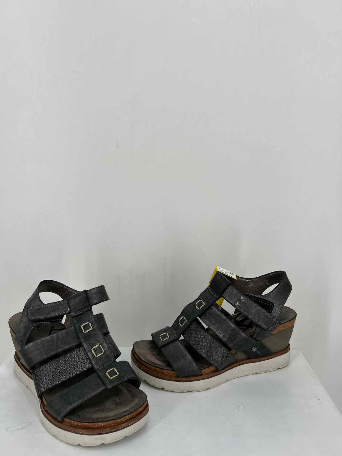 OTBT Women Size 6 Gray Wedges