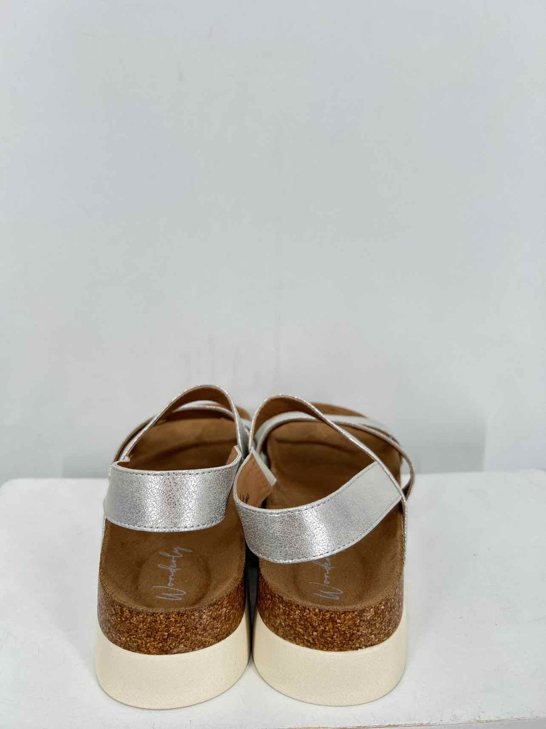 Wonderly Women Size 9.5 Silver Sandals
