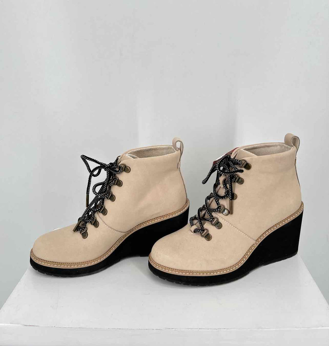 Toms Women Size 7.5 Cream Excellent Condition Ankle Boot