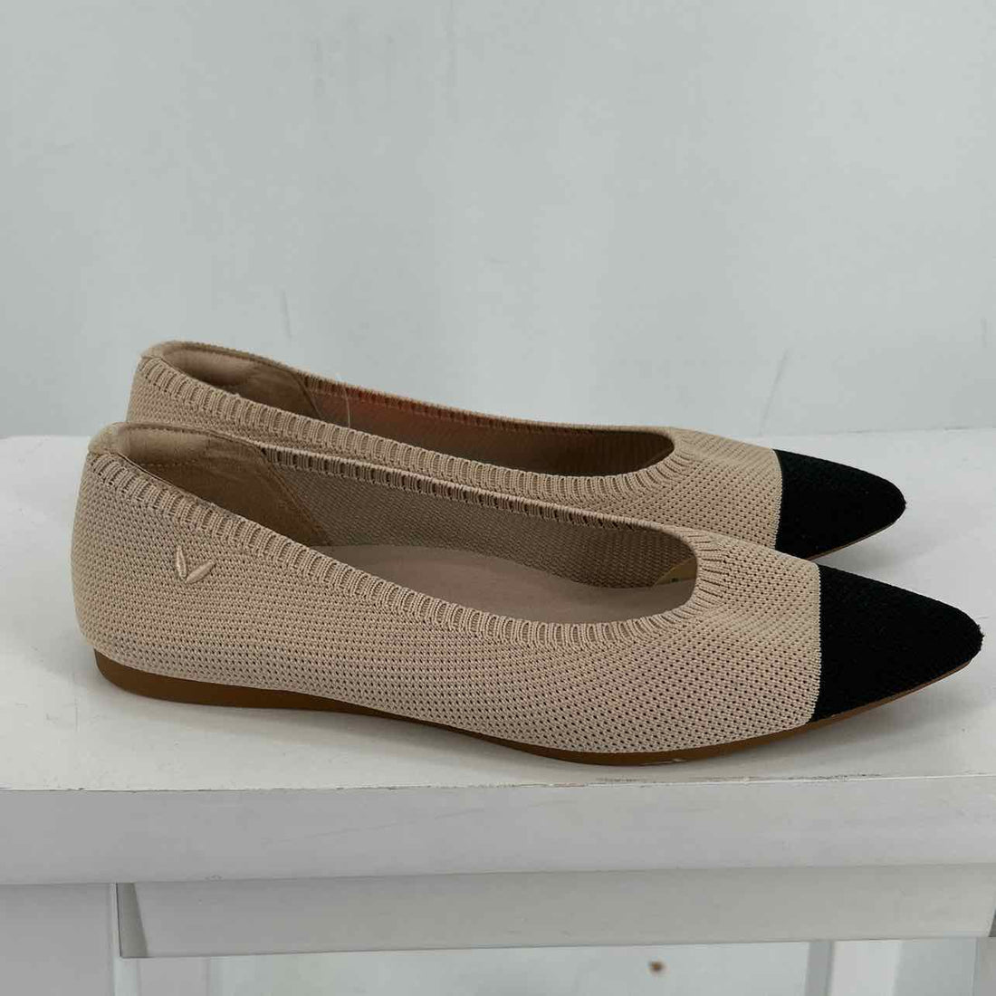 Vivaia Women Size 37.5 Beige & Black Flats