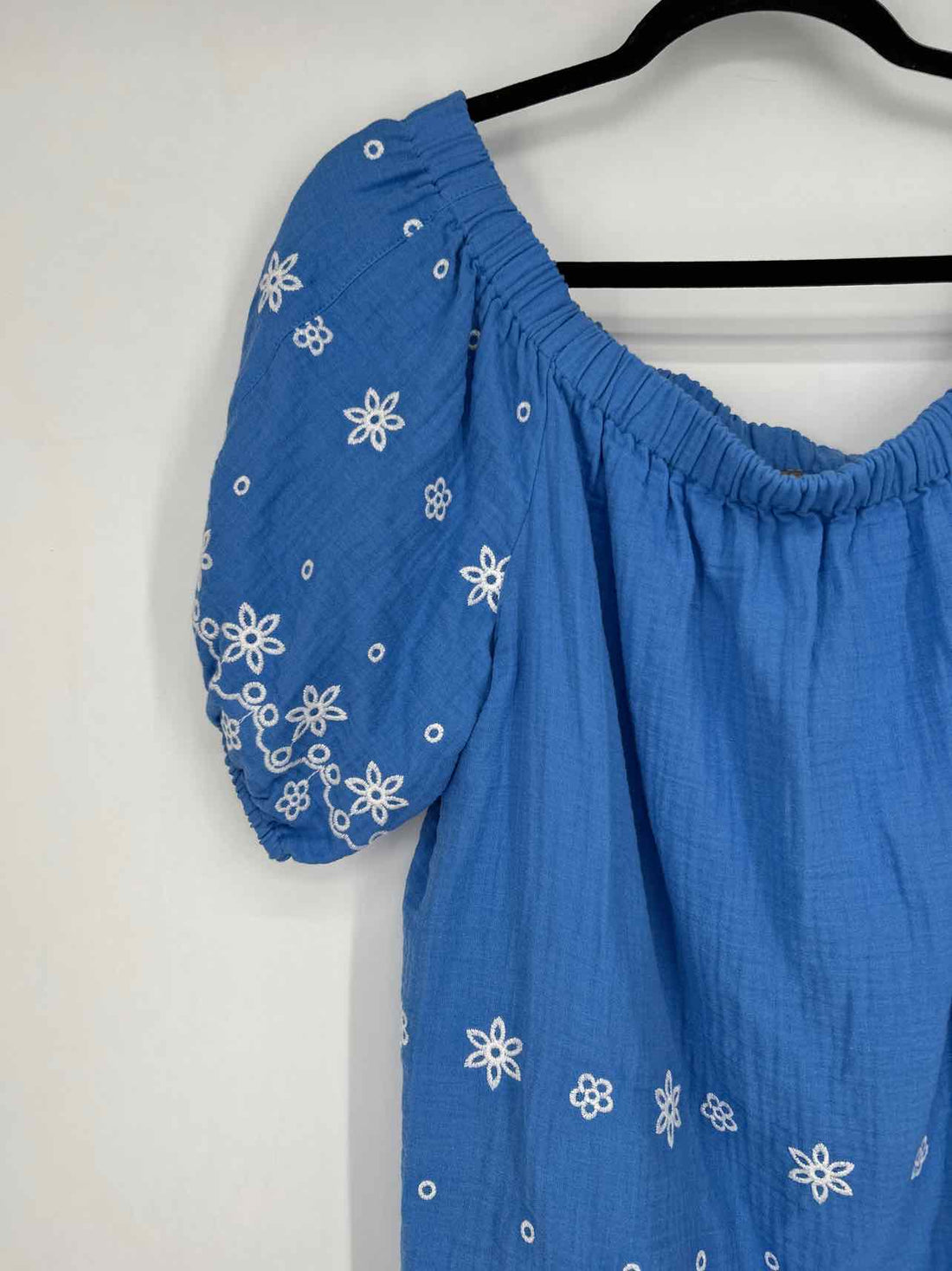 Chicos Size 2/L Blue & White Embroidered Short Sleeve