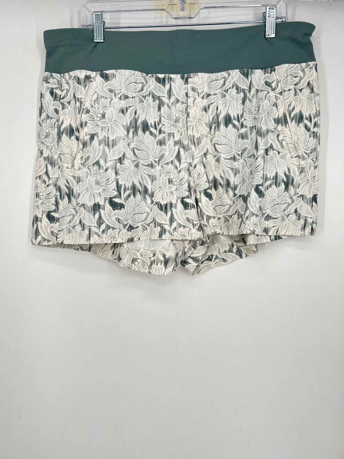 Athleta Size 16 Gray & White Active Shorts