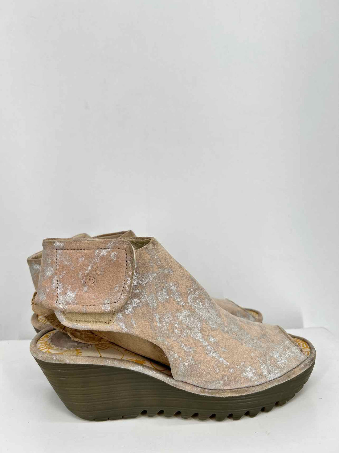 Fly london Women Size 39 (8.5-9) Beige & Silver Wedges