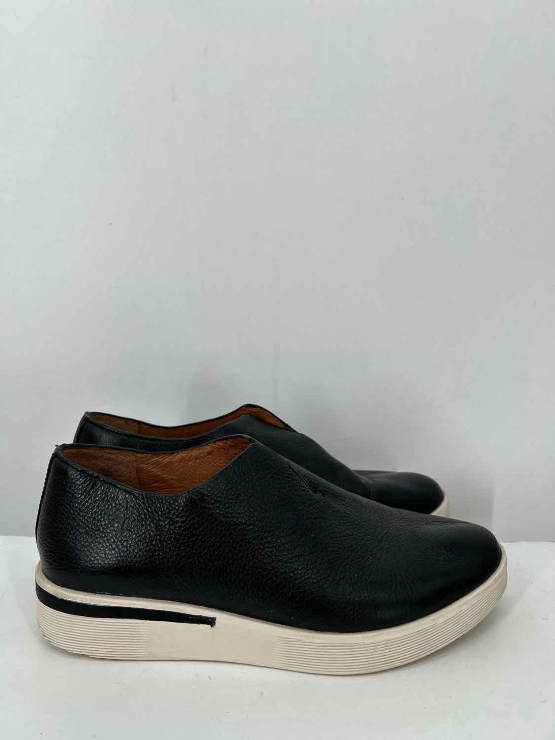 Gentle Souls Women Size 7.5 Black Pre Owned Leather Flats