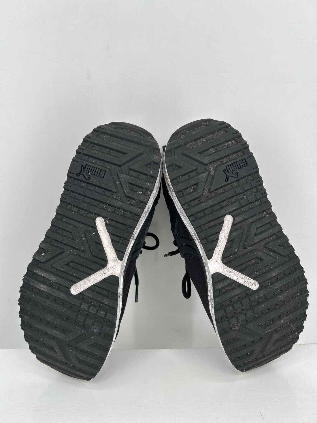 Puma Women Size 8 Black & White Sneakers