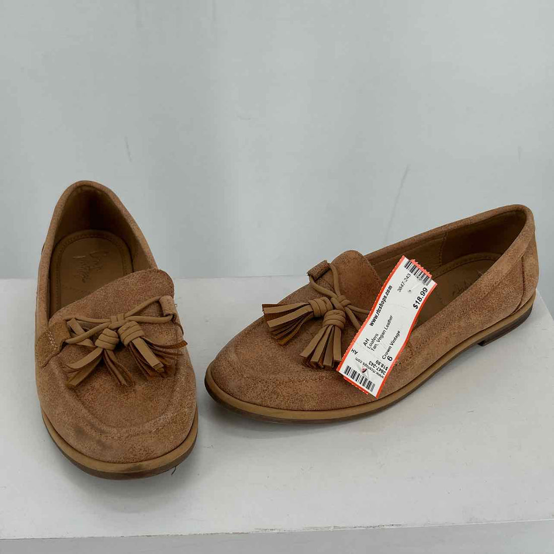 Crown Vintage Women Size 6 Tan Vegan Leather Loafers