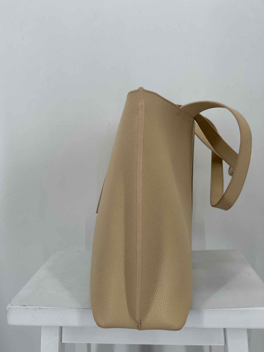 Hobo Beige Pebbled Leather Like New Hobo