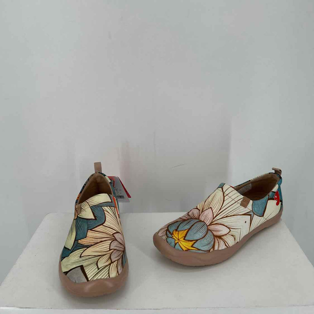 Uin Women Size 7 Floral NWT Canvas Sneakers
