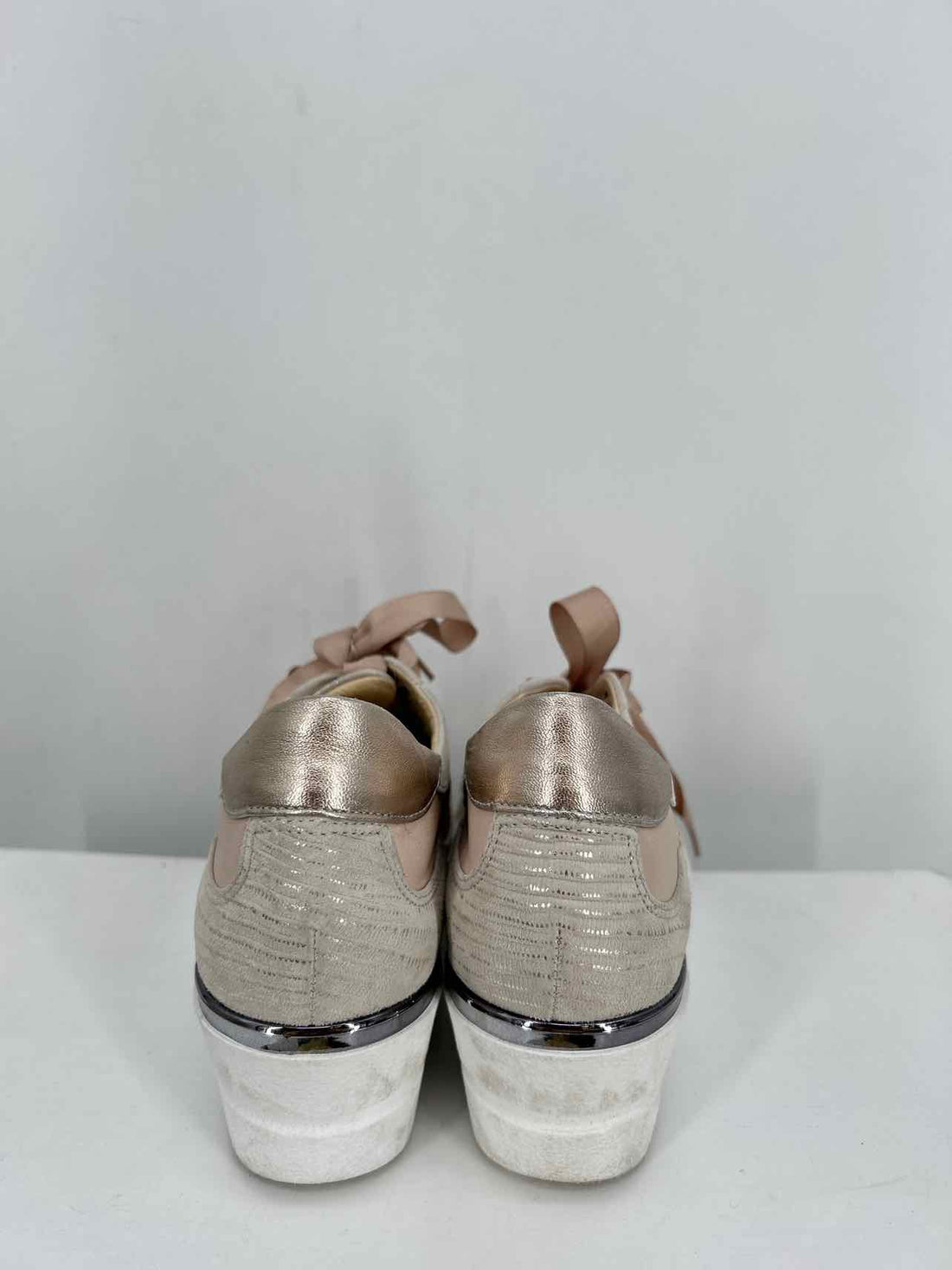 Softwaves Women Size 40 (9-9.5) Beige & Gold Sneakers