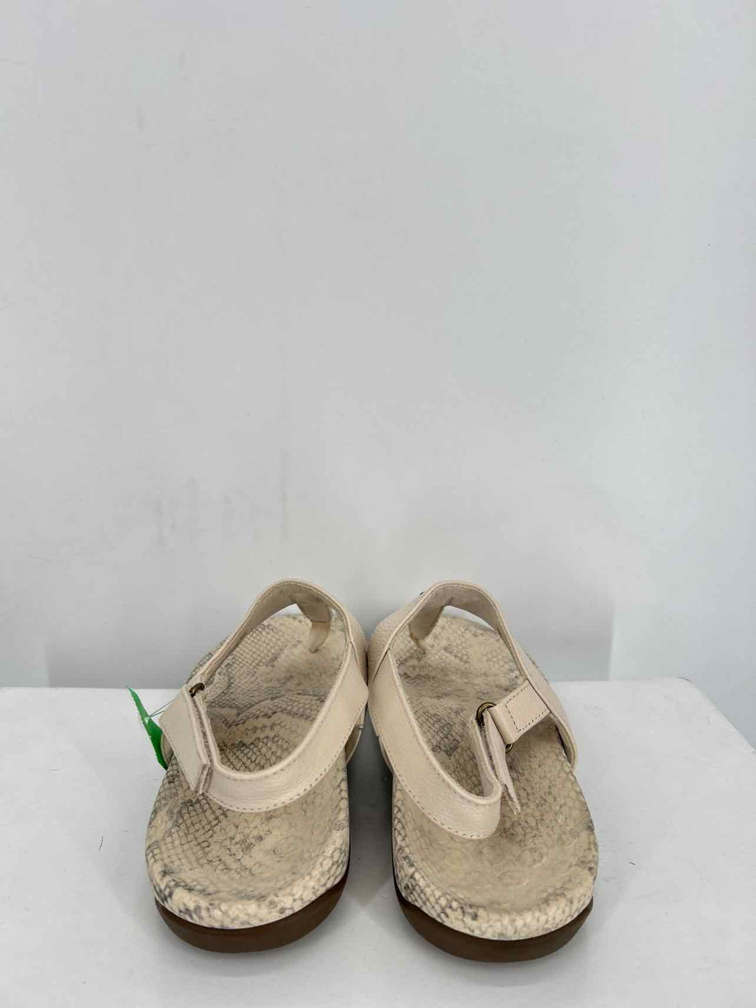Vionic Women Size 9 Cream Reptile Sandals