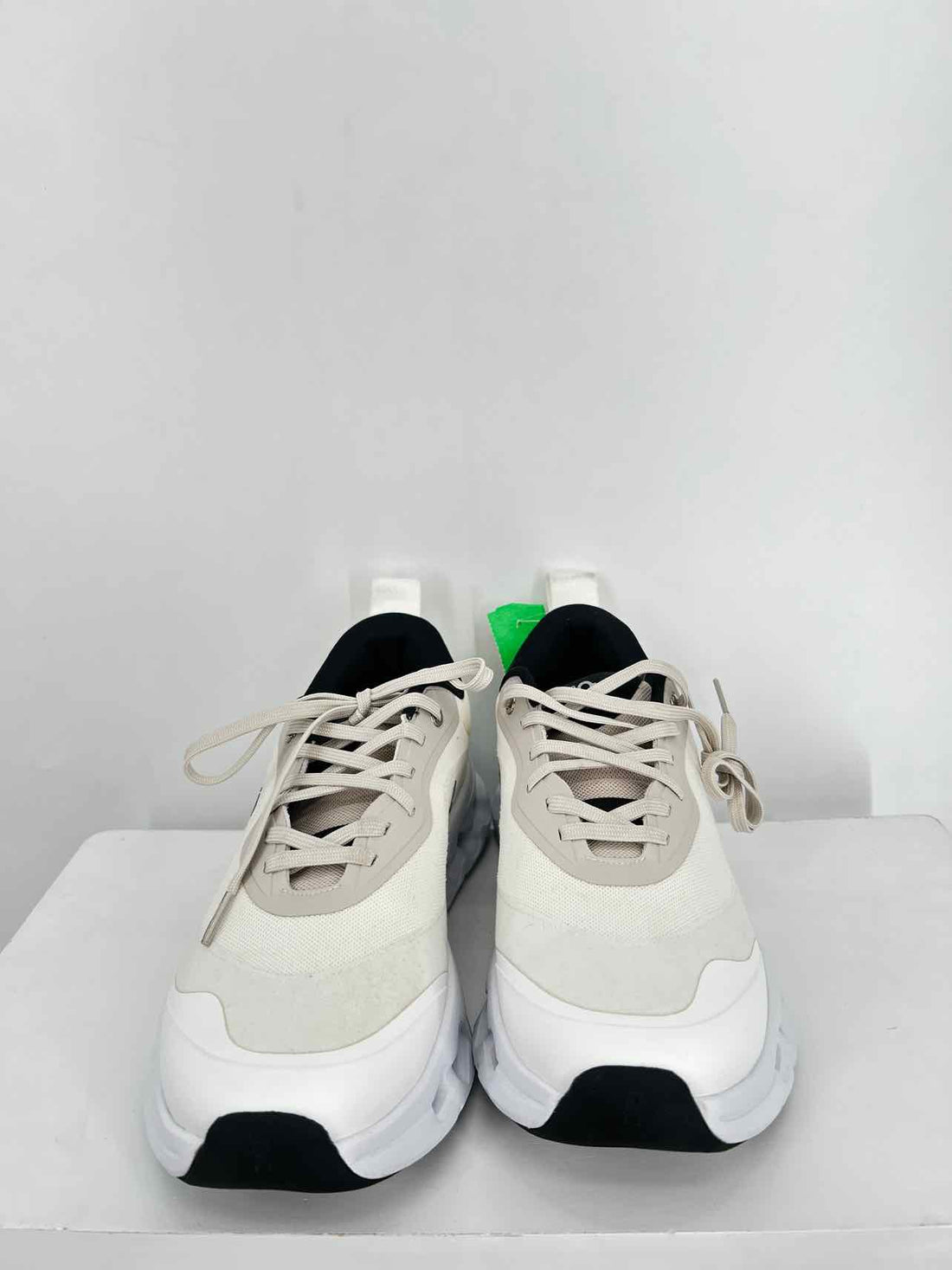 On Cloud Women Size 7 Cream & White Like New Sneakers