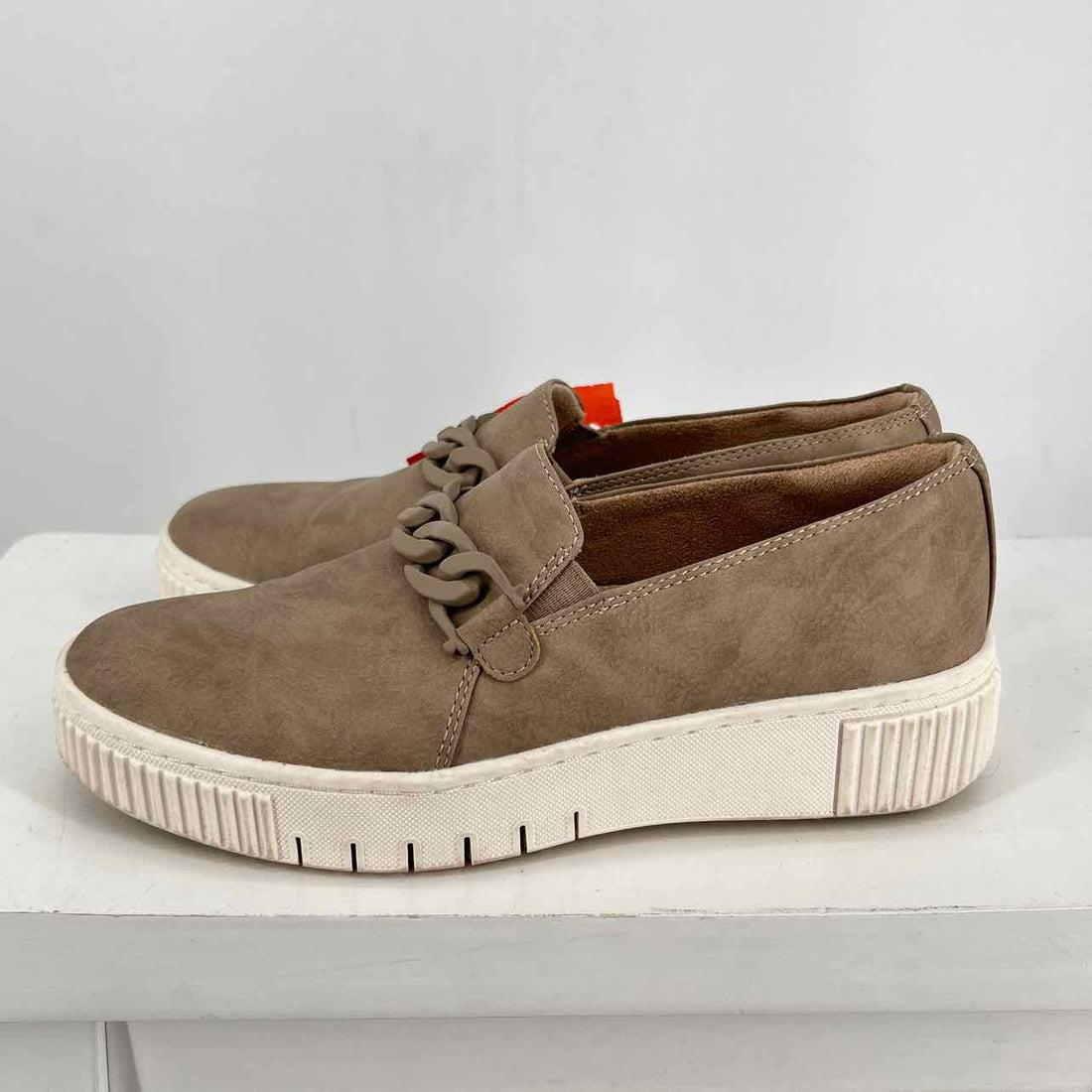 Naturalizer Women Size 6 Beige Faux Leather Sneakers