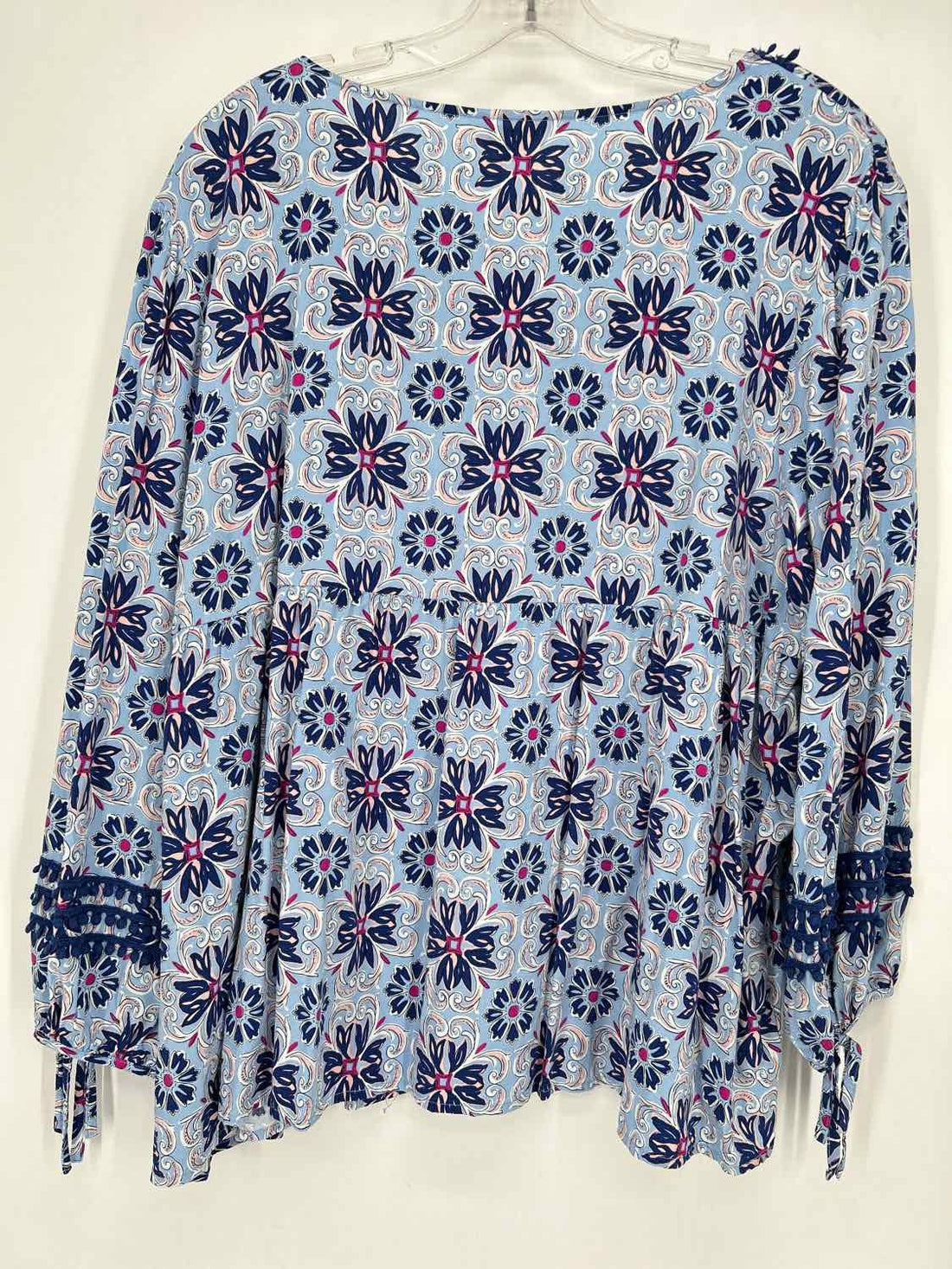 Crown & Ivy Size XXL Blue Floral Top/Blouse
