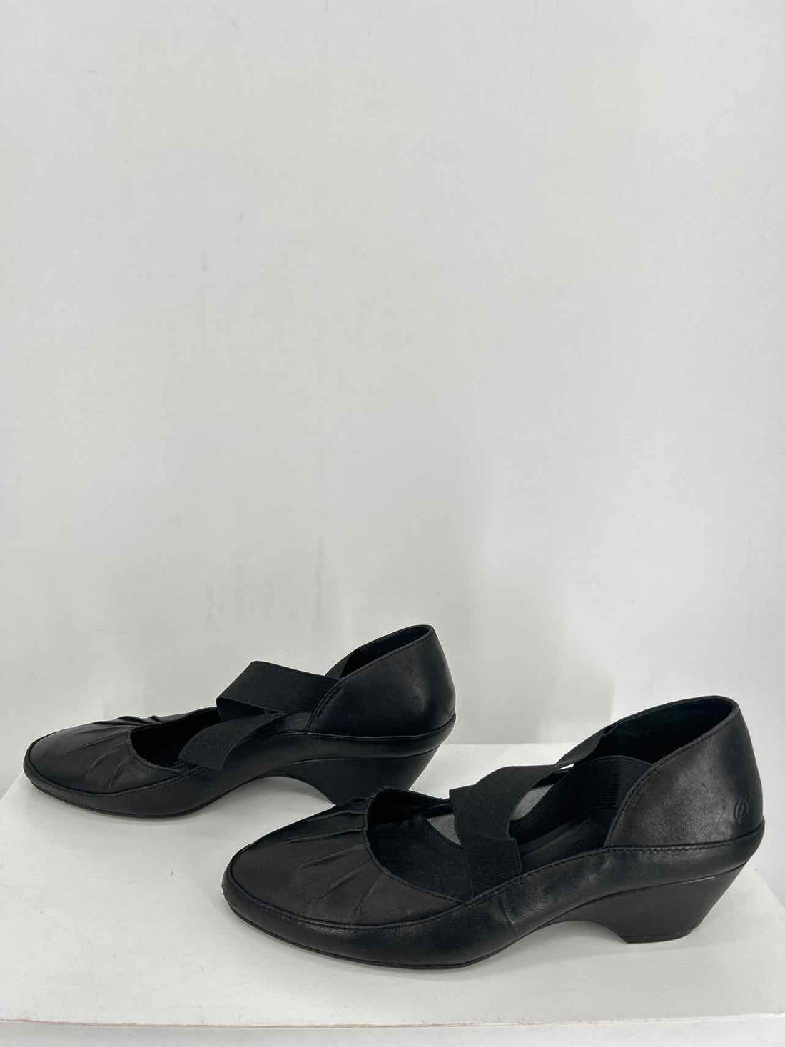 Nurture Women Size 8 Black Wedges
