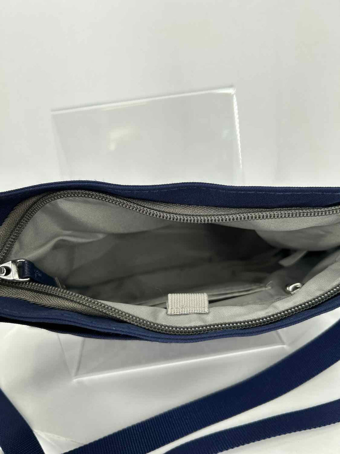 Baggallini Navy Nylon Pre Owned Crossbody